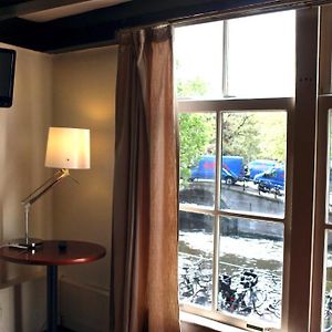 Eenpersoonskamer met een Gezamenlijke Badkamer